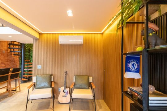 Compra apartamento mobiliado com 2 quartos, closet e piscina no condomínio. — Sala de TV