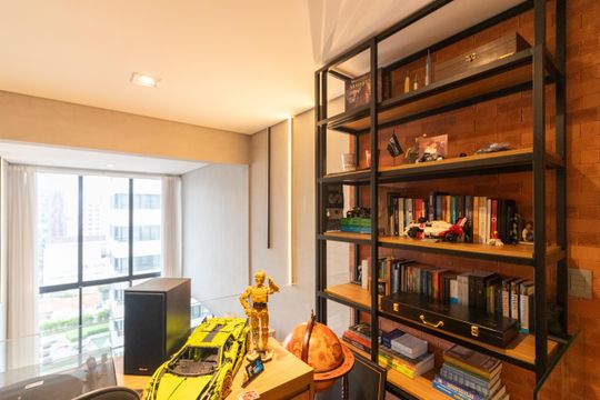 Compra apartamento mobiliado com 2 quartos, closet e piscina no condomínio. — Escritório - Piso Superior