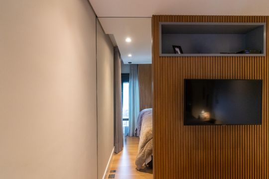 Compra apartamento mobiliado com 2 quartos, closet e piscina no condomínio. — Suíte