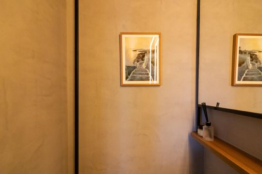 Compra apartamento mobiliado com 2 quartos, closet e piscina no condomínio. — Lavabo