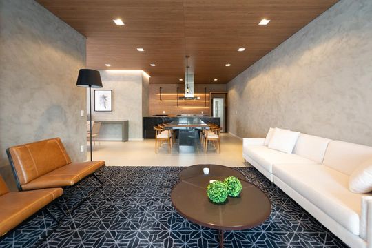 Compra apartamento mobiliado com 2 quartos, closet e piscina no condomínio. — Área gourmet