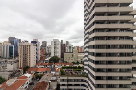 Compra apartamento mobiliado com 2 quartos, closet e piscina no condomínio. — Vista da Suíte