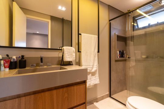 Compra apartamento mobiliado com 2 quartos, closet e piscina no condomínio. — Banheiro da Suíte
