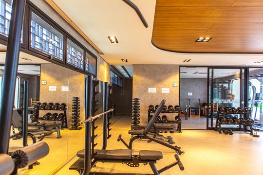 Compra apartamento mobiliado com 2 quartos, closet e piscina no condomínio. — Área comum - Academia