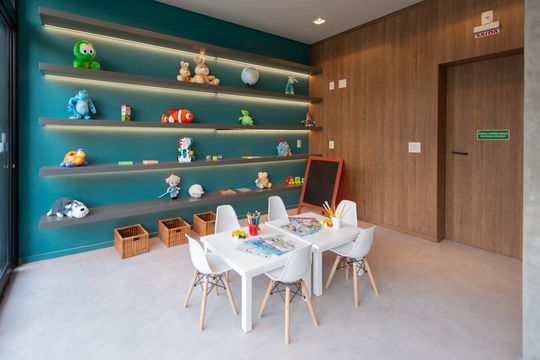 Compra apartamento mobiliado com 2 quartos, closet e piscina no condomínio. — Brinquedoteca