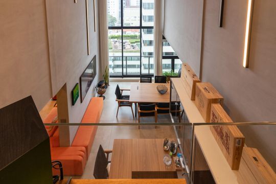 Compra apartamento mobiliado com 2 quartos, closet e piscina no condomínio. — Escritório - Piso Superior