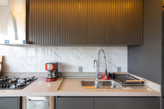 Compra apartamento mobiliado com 2 quartos, closet e piscina no condomínio. — Cozinha