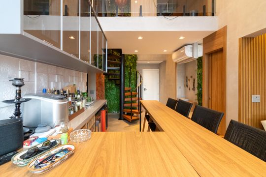 Compra apartamento mobiliado com 2 quartos, closet e piscina no condomínio. — Sala