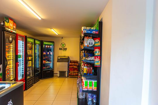Compra apartamento mobiliado com 2 quartos, closet e piscina no condomínio. — Mercado