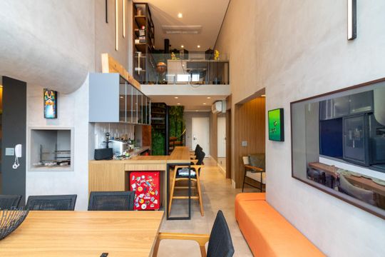 Compra apartamento mobiliado com 2 quartos, closet e piscina no condomínio. — Sala
