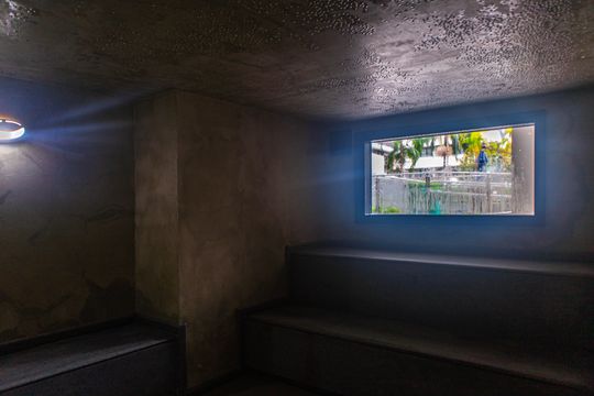 Compra apartamento mobiliado com 2 quartos, closet e piscina no condomínio. — Sauna