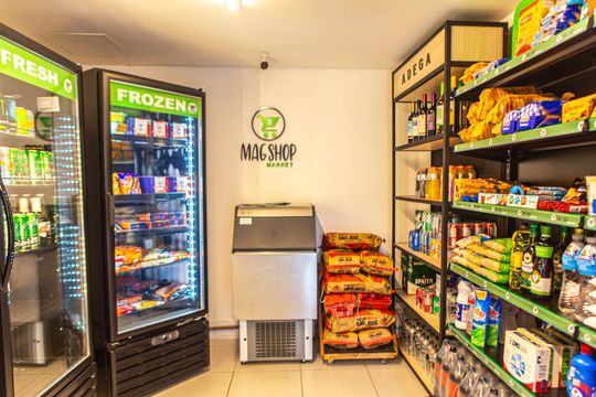 Compra apartamento mobiliado com 2 quartos, closet e piscina no condomínio. — Mercado