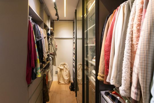 Compra apartamento mobiliado com 2 quartos, closet e piscina no condomínio. — Closet da suíte