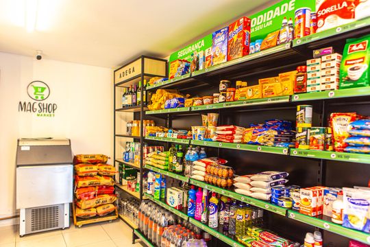 Compra apartamento mobiliado com 2 quartos, closet e piscina no condomínio. — Mercado