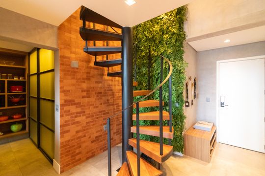 Compra apartamento mobiliado com 2 quartos, closet e piscina no condomínio. — Sala