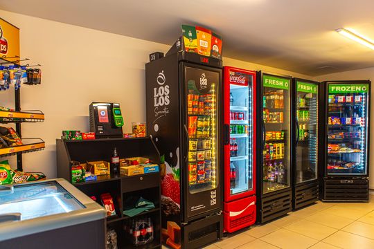 Compra apartamento mobiliado com 2 quartos, closet e piscina no condomínio. — Mercado