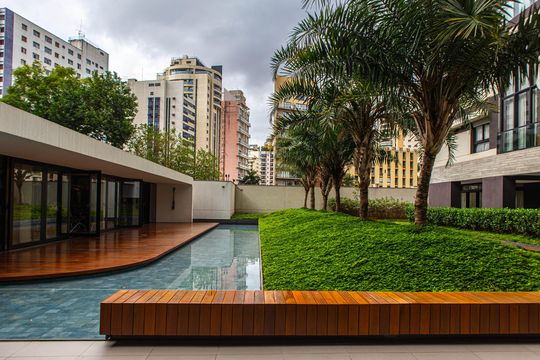 Compra apartamento mobiliado com 2 quartos, closet e piscina no condomínio. — Área comum