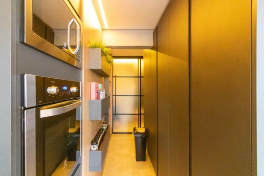 Compra apartamento mobiliado com 2 quartos, closet e piscina no condomínio. — Cozinha
