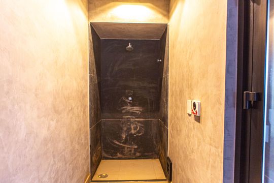 Compra apartamento mobiliado com 2 quartos, closet e piscina no condomínio. — Sauna