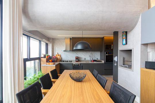 Compra apartamento mobiliado com 2 quartos, closet e piscina no condomínio. — Sala