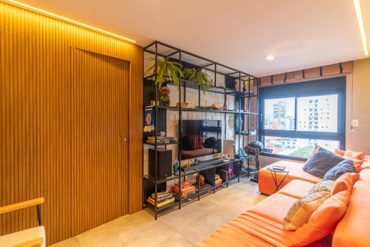 Compra apartamento mobiliado com 2 quartos, closet e piscina no condomínio. — Sala de TV