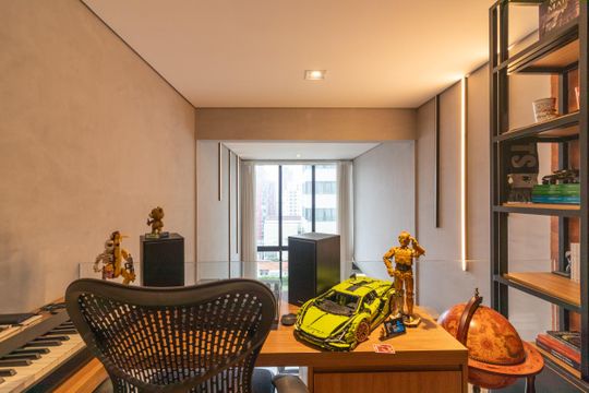 Compra apartamento mobiliado com 2 quartos, closet e piscina no condomínio. — Escritório - Piso Superior