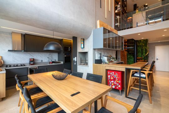 Compra apartamento mobiliado com 2 quartos, closet e piscina no condomínio. — Sala