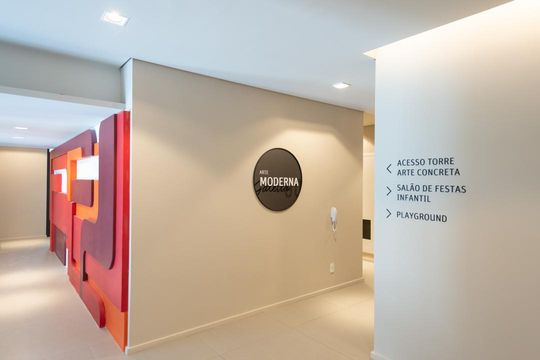 Compra apartamento mobiliado com 2 quartos, closet e piscina no condomínio. — Hall de entrada