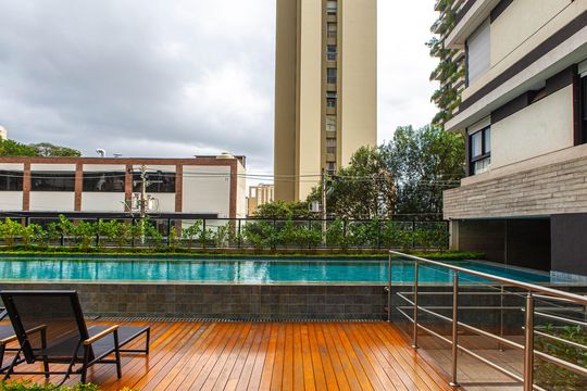 Compra apartamento mobiliado com 2 quartos, closet e piscina no condomínio. — Área comum - Piscina