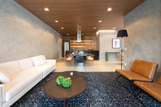Compra apartamento mobiliado com 2 quartos, closet e piscina no condomínio. — Área gourmet