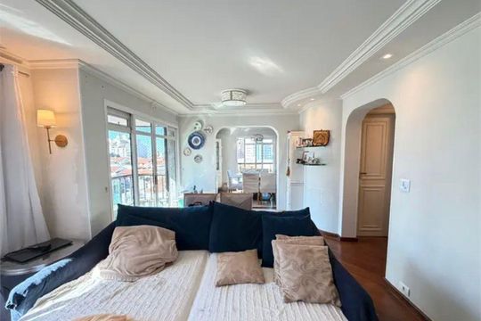 Compra apartamento com 3 suítes e permite animais. — Sala