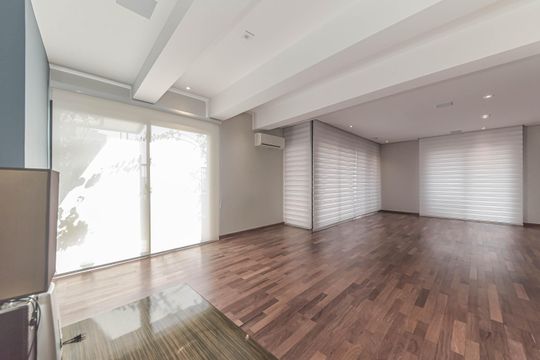 Comprar apartamento com varanda, quintal, 2 quartos e academia no condomínio. — Sala