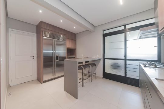Comprar apartamento com varanda, quintal, 2 quartos e academia no condomínio. — Cozinha