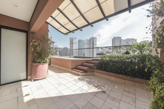 Comprar apartamento com varanda, quintal, 2 quartos e academia no condomínio. — Varanda - Piscina