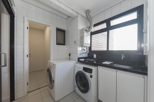 Comprar apartamento com varanda, quintal, 2 quartos e academia no condomínio. — Area de Serviço