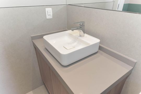 Comprar apartamento com varanda, quintal, 2 quartos e academia no condomínio. — Banheiro da Suíte 1