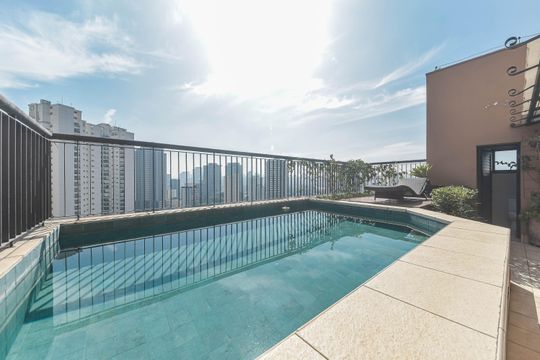 Comprar apartamento com varanda, quintal, 2 quartos e academia no condomínio. — Varanda - Piscina