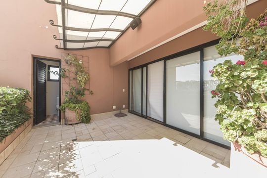 Comprar apartamento com varanda, quintal, 2 quartos e academia no condomínio. — Varanda - Piscina