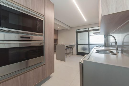 Comprar apartamento com varanda, quintal, 2 quartos e academia no condomínio. — Cozinha