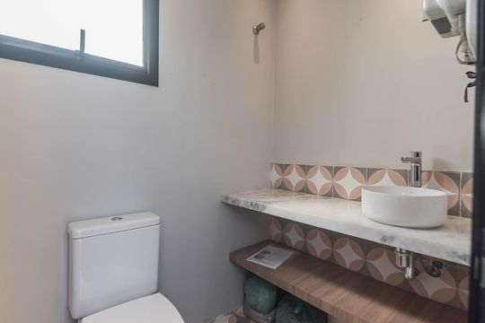 Comprar apartamento com varanda, quintal, 2 quartos e academia no condomínio. — Varanda - Piscina - Banheiro