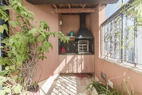 Comprar apartamento com varanda, quintal, 2 quartos e academia no condomínio. — Varanda - Piscina