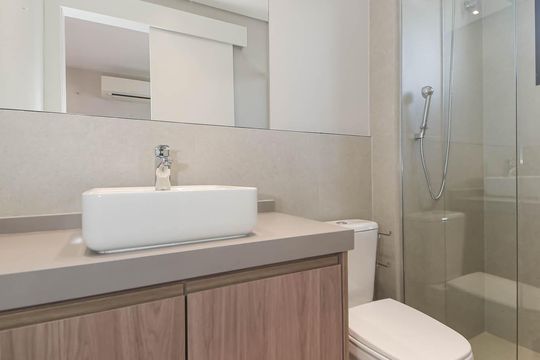 Comprar apartamento com varanda, quintal, 2 quartos e academia no condomínio. — Banheiro da Suíte 1