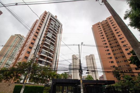 Comprar apartamento com varanda, quintal, 2 quartos e academia no condomínio. — Fachada