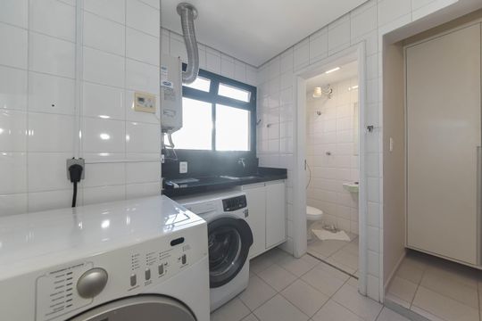 Comprar apartamento com varanda, quintal, 2 quartos e academia no condomínio. — Area de Serviço