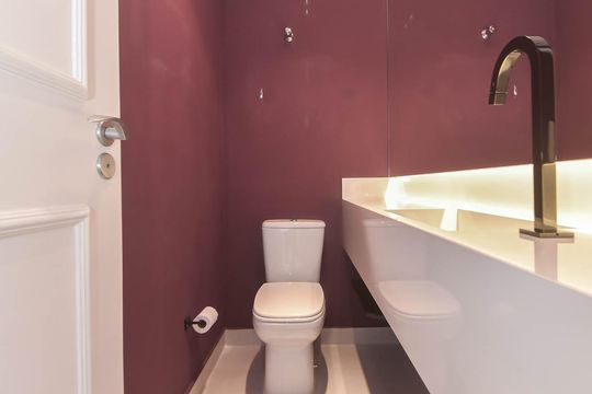 Comprar apartamento com varanda, quintal, 2 quartos e academia no condomínio. — Lavabo