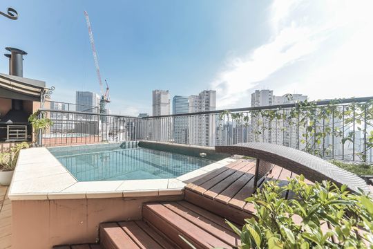 Comprar apartamento com varanda, quintal, 2 quartos e academia no condomínio. — Varanda - Piscina