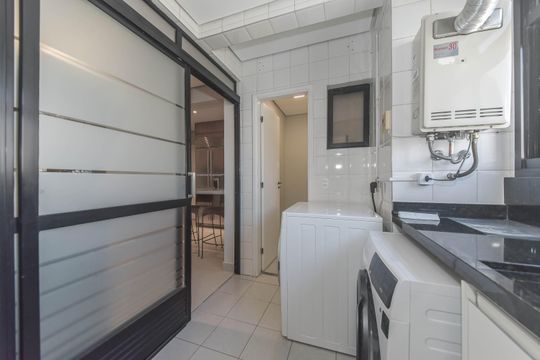 Comprar apartamento com varanda, quintal, 2 quartos e academia no condomínio. — Area de Serviço