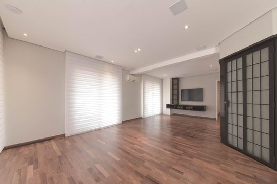 Comprar apartamento com varanda, quintal, 2 quartos e academia no condomínio. — Sala