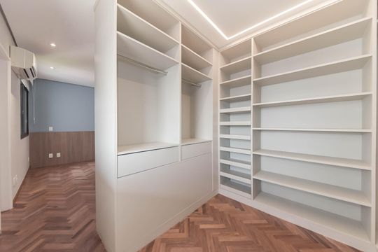 Comprar apartamento com varanda, quintal, 2 quartos e academia no condomínio. — Suite 2 - Closet