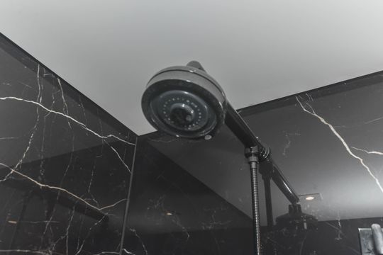 Comprar apartamento com varanda, quintal, 2 quartos e academia no condomínio. — Banheiro da Suíte 2